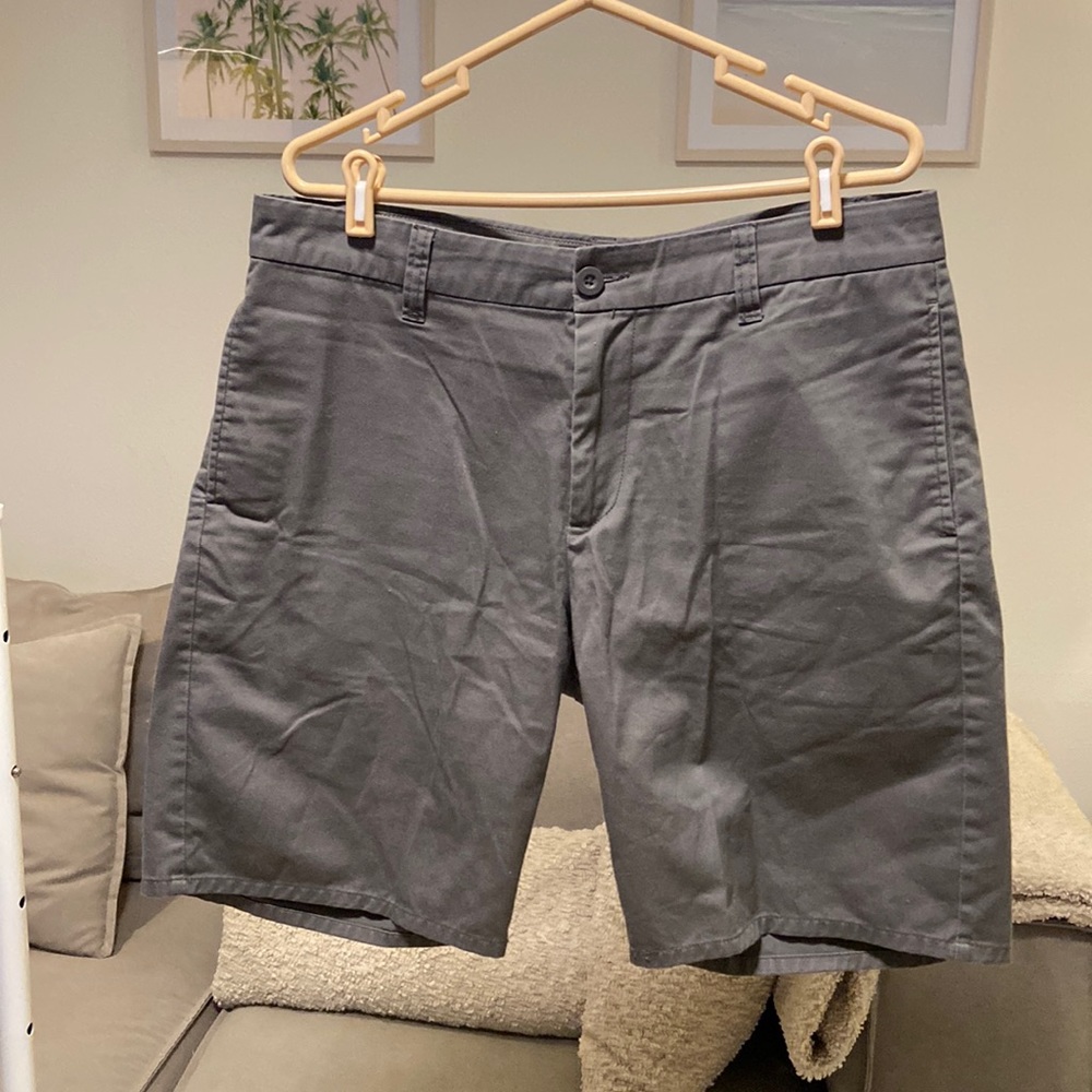 Brixton Carter Slack short. Men’s size 36. Gray.